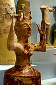 Museo archeologico di Iraklion.  Idolo femminile in terracotta con una corona di colombe. Dal Santuario di Gazi. 